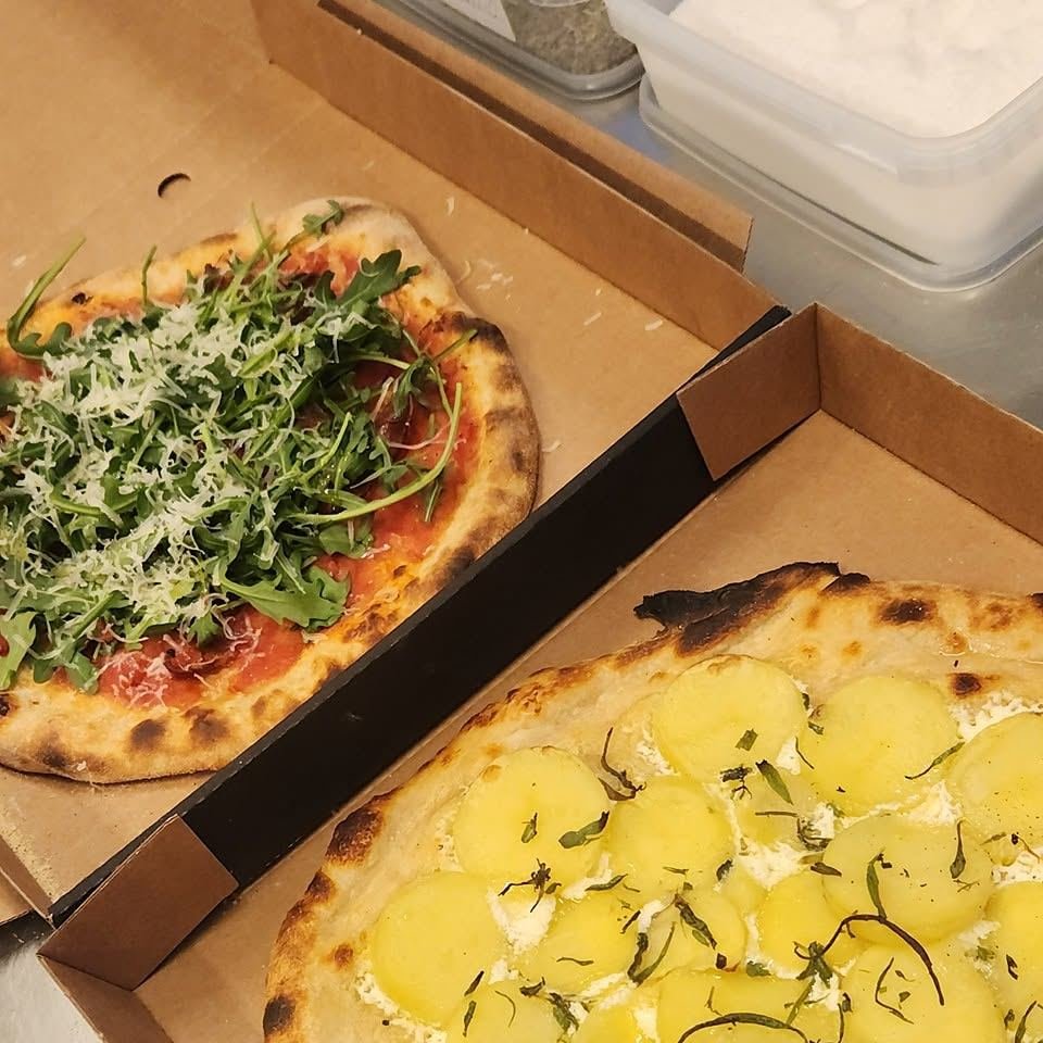 To pizzaer i papæsker, en med rucola og en med kartoffel