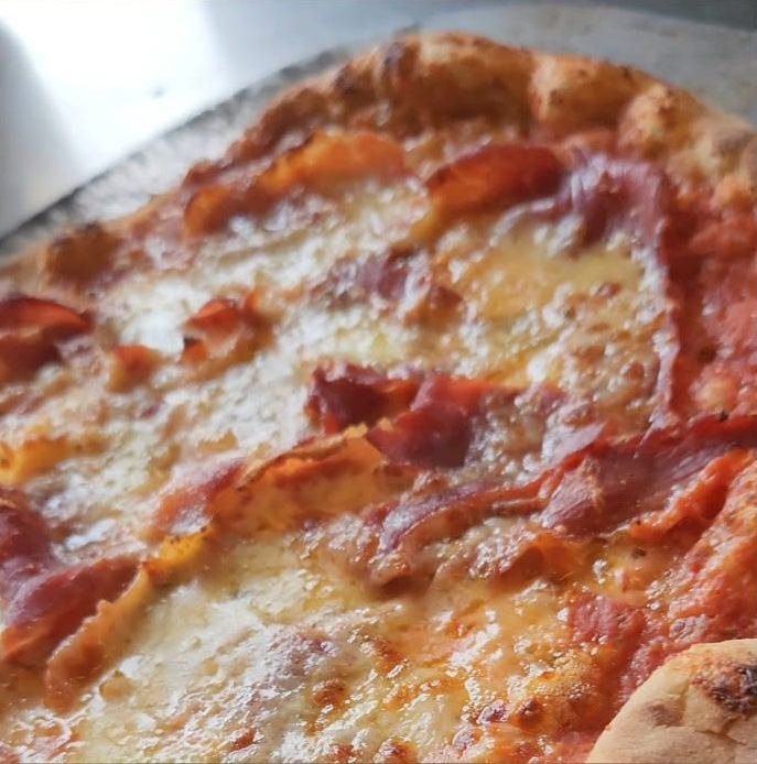 Pizza med tomat, ost og lufttørret skinke