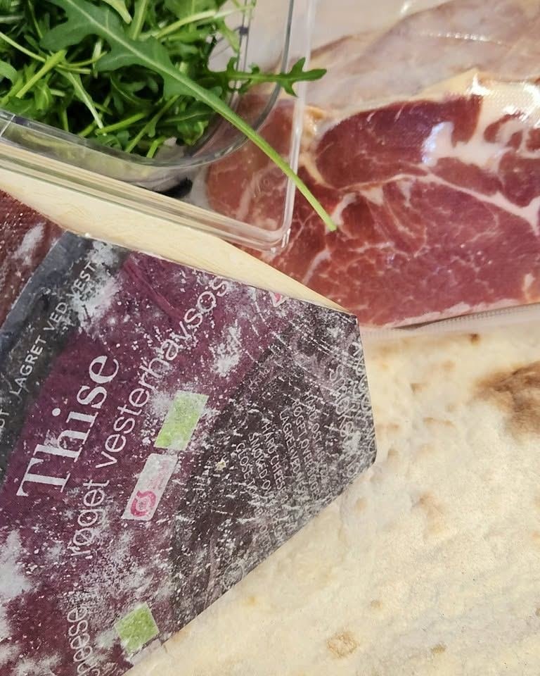 Røget vesterhavsost fra Thise, skinke og rucola på en melet bund